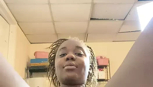 Yalnız kadın güzel zenci amcığını şehvetli bir şekilde tatmin ediyor