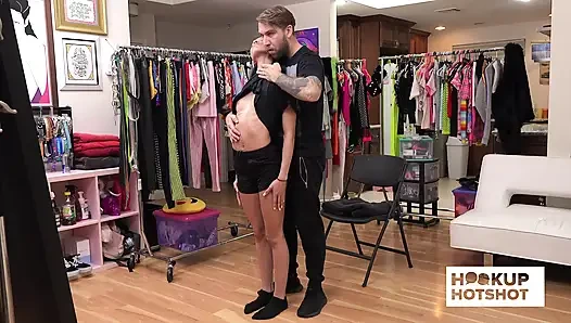 Bts - Alexis Tae bir fotoğraf seansında güzel götünü gösteriyor!