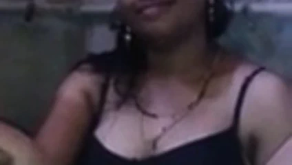 Desi kız gösterme ona kedi ve memeler için bf