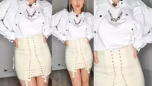 Clementine m, sıkı etek sıcak bacaklar üzerinde deneyin