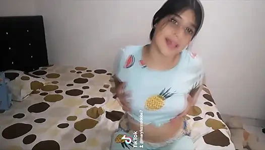 Lezbiyenler üniversitede sikişiyor, pembe vajina emiyor