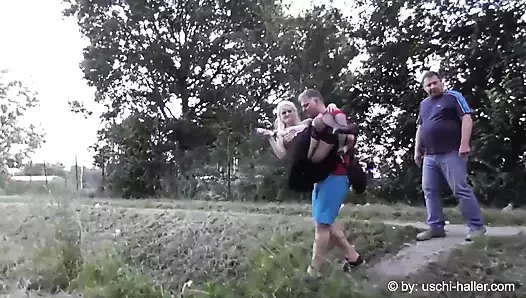 Sevimli sarışın park yeri fahişesi Alexa Gold açık havada sikiliyor