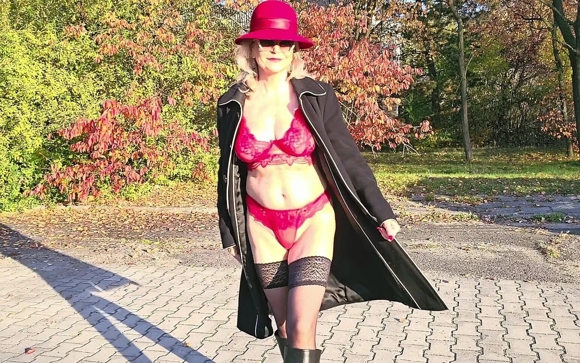 Autumn Outdoor Striptiz