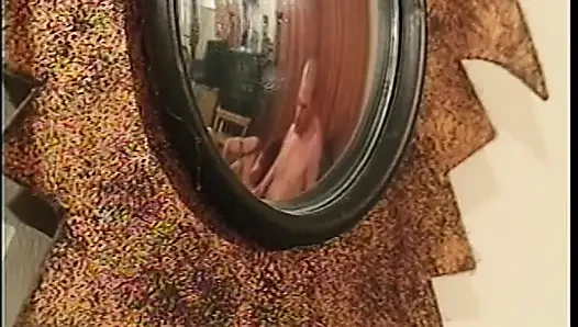 Edepsiz kızıl saçlı bebek takma yarak takıyor ve iki eşcinselle sikişiyor