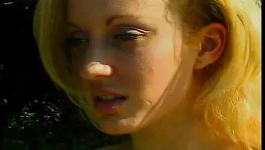 Büyük memeli sarışın orta yaşlı seksi kadınlar açık havada birbirlerinin götünü dolduruyor