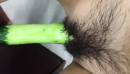 Kız kornişon mastürbasyon kullanın