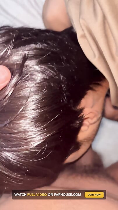Twink sikimi gırtlağına kadar alıyor