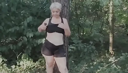 İyi Bir Penis Beklerken Ormanda Küçük Orospu Oynuyorum.