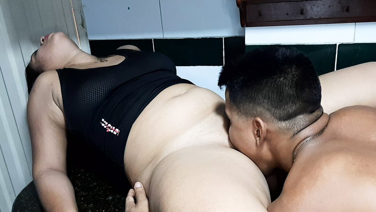 Üvey kardeşimin ne lezzetli bir kedisi var