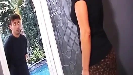 Olgun orta yaşlı seksi kadın iç çamaşırı çılgınlığında damlayan amını parmaklıyor