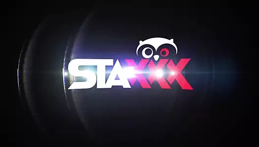 Masum sarışın ressamlar tarafından çift nüfuz alır