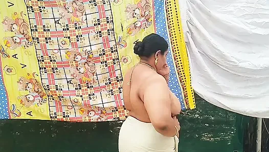 Geleneksel kerala tarzı giyinmiş yenge büyük seksi göğüslerini gösteriyor, üstsüz yürüyor