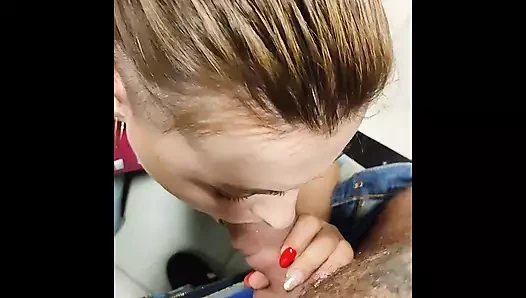 Genç bir kız bir yabancının horozunu emer ve bir alışveriş merkezindeki tuvalette kahve karşılığında sperm yutar