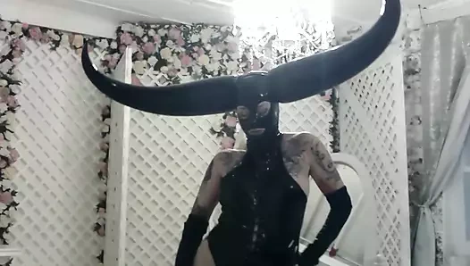 Boynuzlu lateks maske ve pvc striptiz