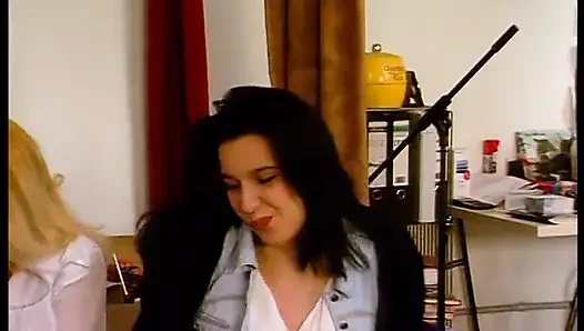 Klasik kızlar oyuncu seçmelerinde soyunuyor ve birbirlerine dokunuyor