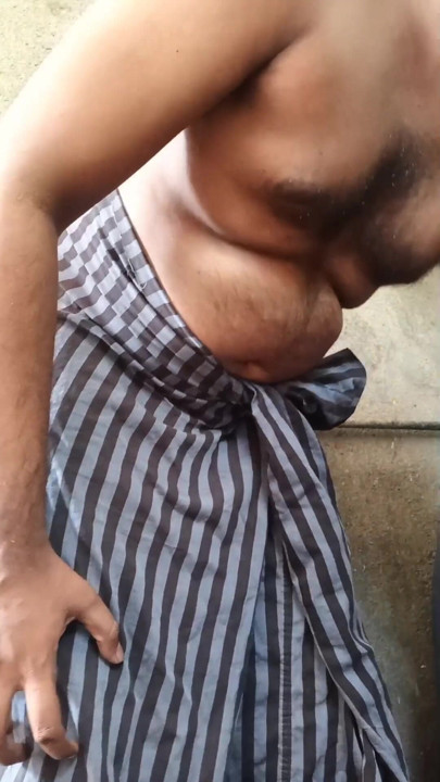 Hintli amca banyo yaptırıyor ve boşalıyor