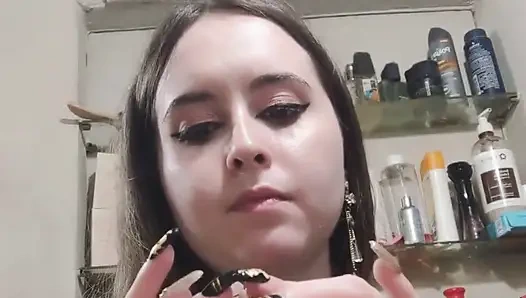 Soyunuyor, ayakkabılarımı çıkarıyor, makyajımı çıkarıyor, yatacak her şey. Sweet Dreams My Loves