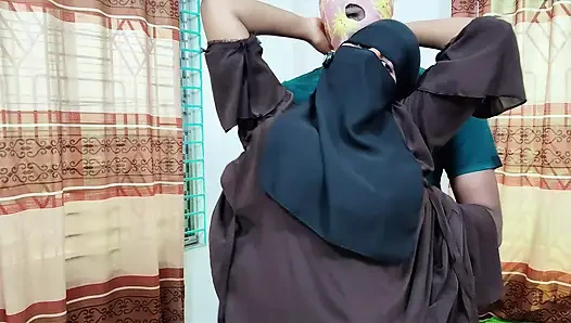 Hintli köylü Müslüman üvey anne ve üvey oğlu yatak odasında çılgın sikişiyor