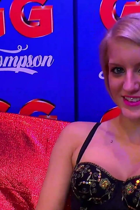 Sarışın Bomba Anna Oyuncu Seçmelerinde Kanepede Sikişmek Istiyor