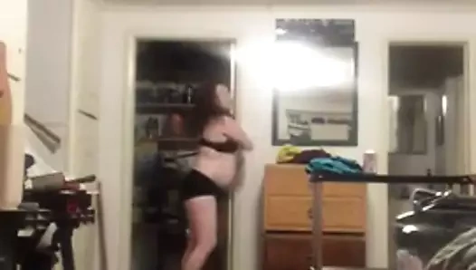 Tombul tatlı egzersiz yapmaya çalışır