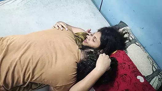 Gecelik göğüsler Hintli çiftlerin romantizmini emiyor