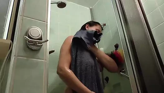 İki güzel alman hatun birbirlerinin traş amlarını memnun ediyor