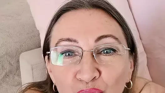 Genç erkek avcısı nine Mariaold yarak emiyor ve üvey torununa bakış açısıyla sakso çekiyor. Tabu rol yapma.