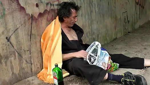 Büyük götlü esmer orta yaşlı seksi kadın banyoda sikiliyor