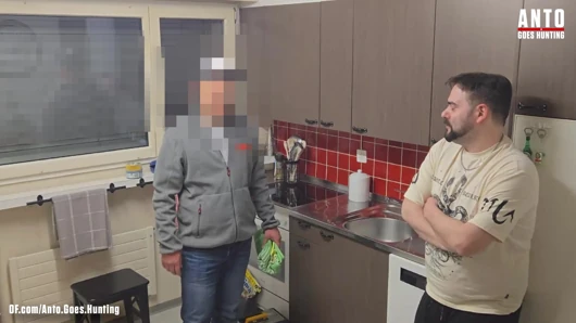 Bu yakışıklı hetero evli tesisatçıyı bir adama ilk saksosunu denemeye ikna ediyorum ve boşalana kadar onu emmeme izin verdi