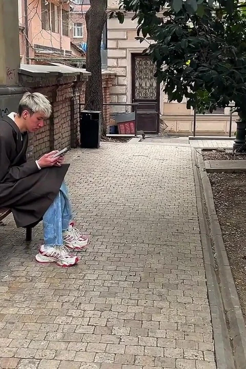 Yabancı bana para teklif etti ve ağzımdan ve deliğimden sikiştirdi