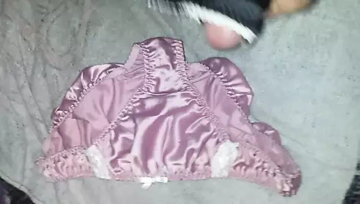 Karısının pembe ipeksi külot biraz cesaret olsun