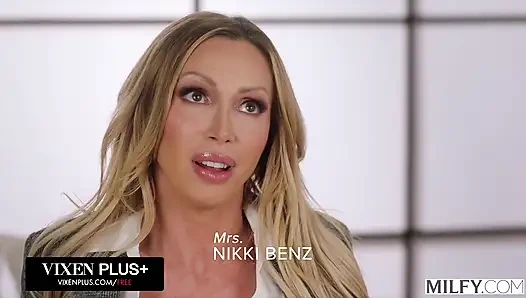 Orta yaşlı seksi kadın nikki yarağına binerken sert boşalıyor