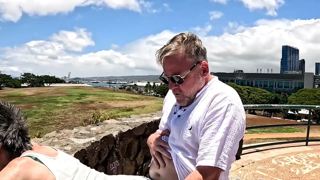 Я только что встретил этого посетителя Гавайских островов - и вот мы, на улице, играя